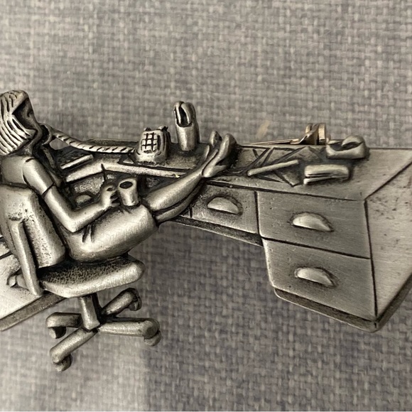 JJ secretary pin. Pewter color. VG used condition. Measures approx 2 1/2 ". - Picture 4 of 9